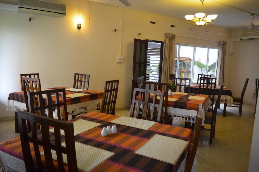 Yoho Mount Waves Hotel Colombo Buitenkant foto
